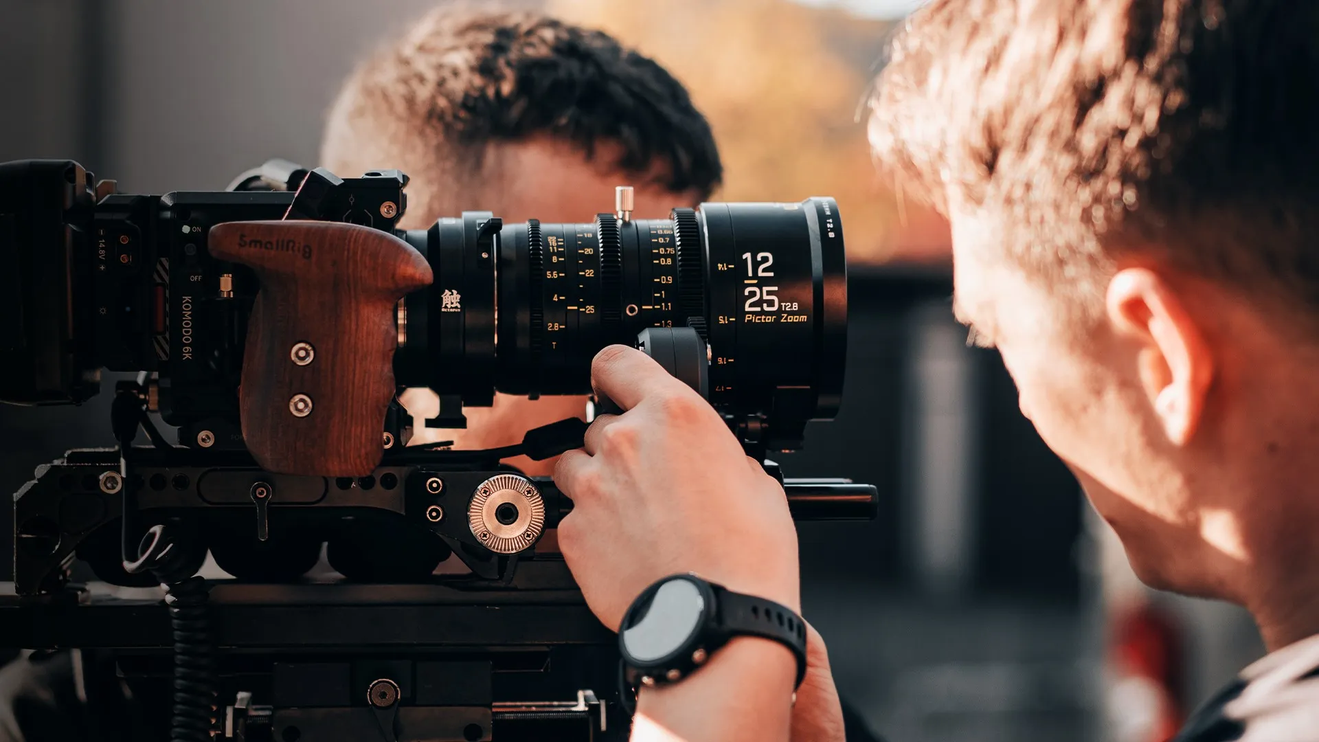 DZOFilm Pictor 12–25 mm negro trabajando en una cámara de cine