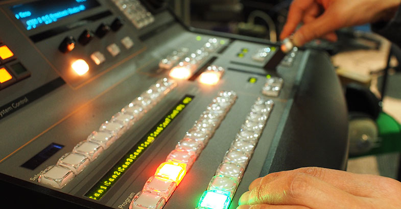 Blackmagic Design  ATEM 2 M/E Broadcast Studio 4K - ATEM 1 M/E Broadcast Panel - Video Assist