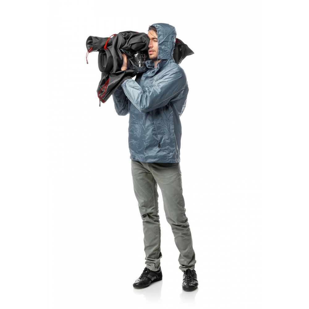 Operador con una videocámara grande y la funda de lluvia Manfrotto RC-1