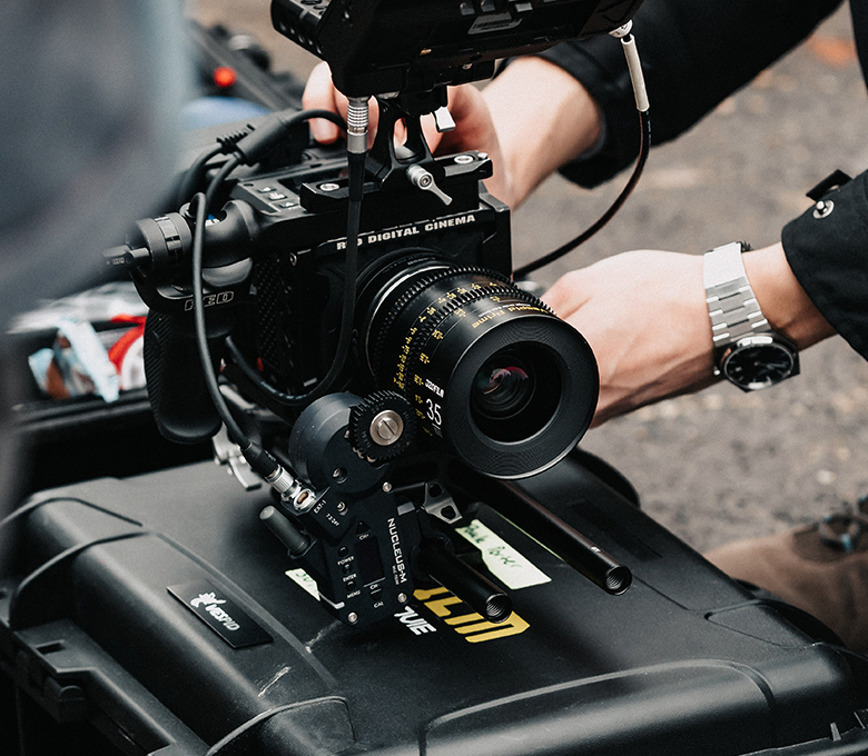 Objektiv řady DZOFILM Vespid Prime nasazený na filmové kameře
