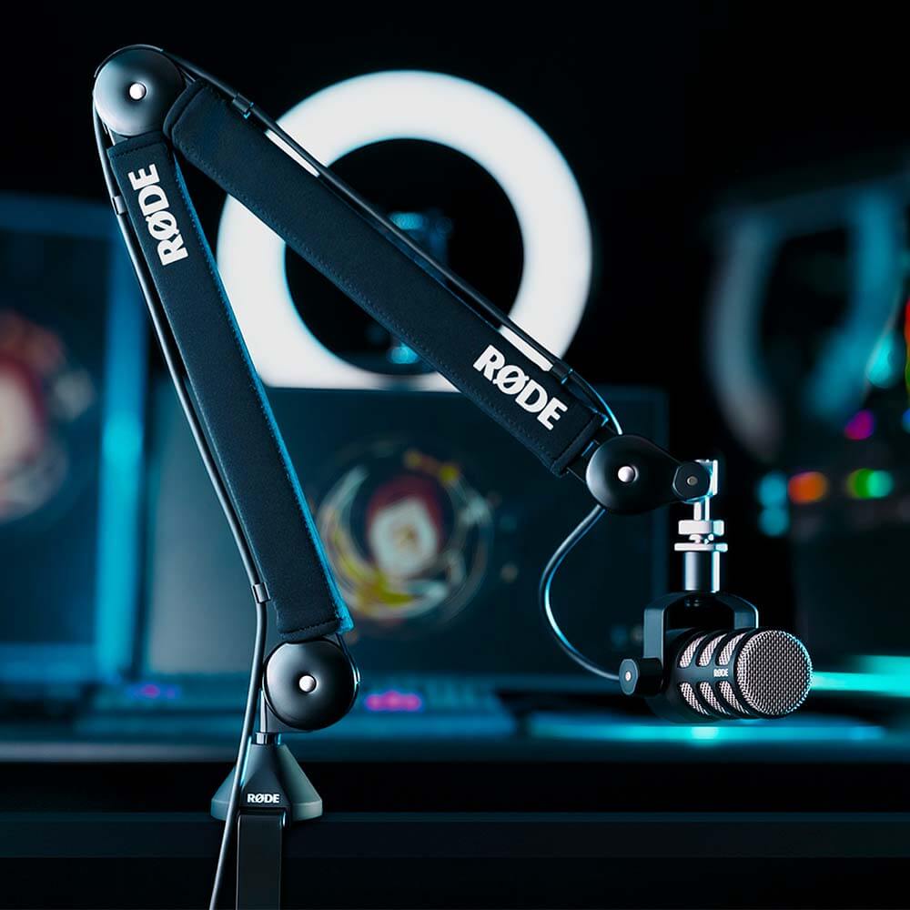 Brazo RØDE PSA1+ negro con un PodMic en un puesto de gaming y streaming