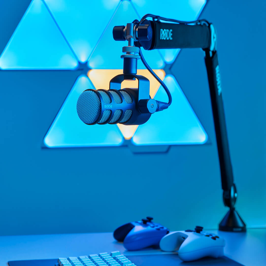 RØDE PSA1+ con PodMic sobre un escritorio
