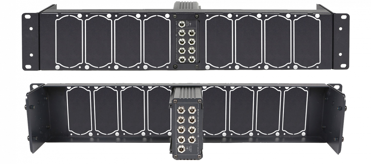 Datavideo RMK-2 desde la parte frontal e interior, con distribuidor de CC integrado y espacio para ocho convertidores