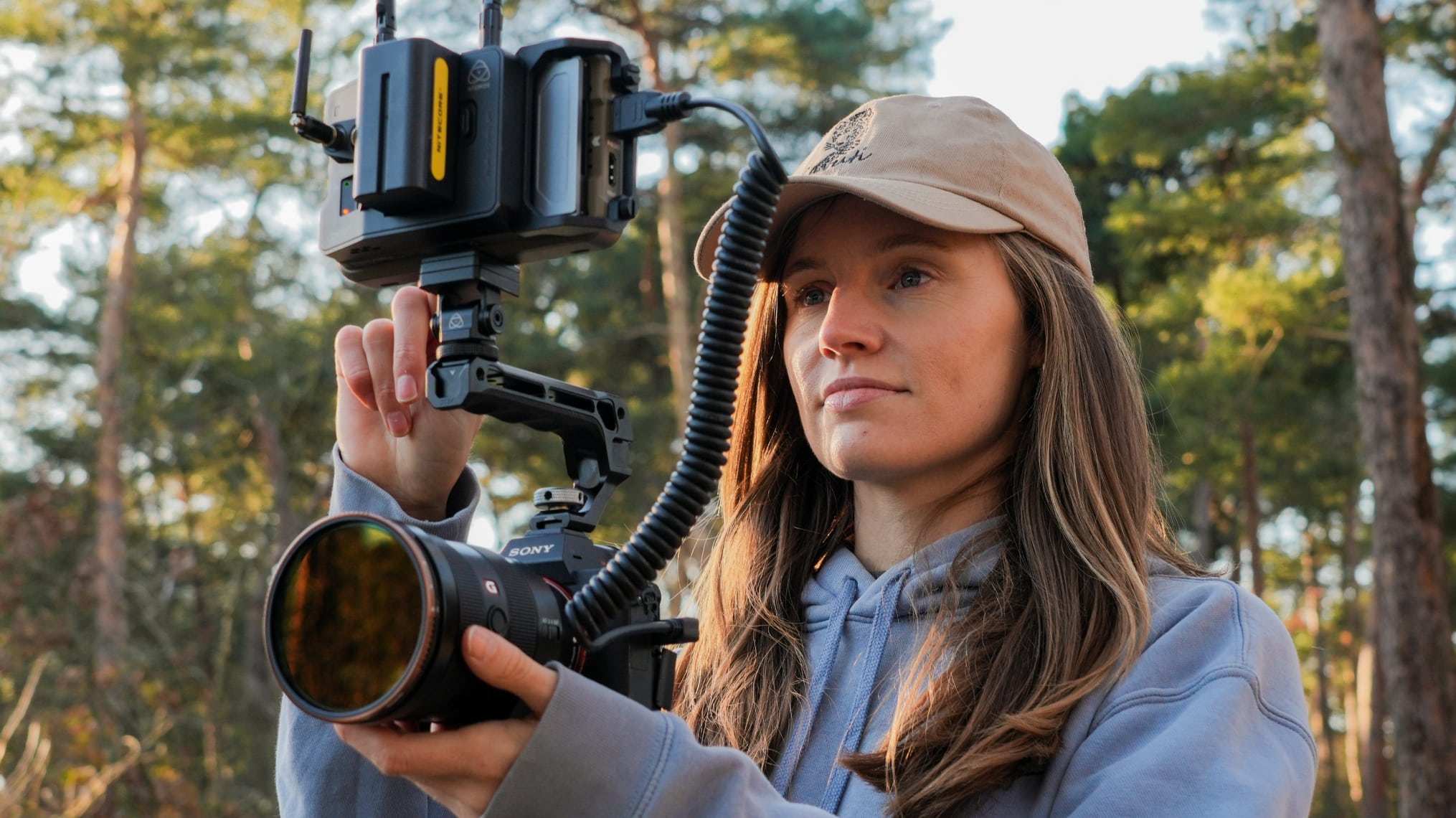 Mia Stawinski grabando en exteriores con una cámara Sony y el monitor-grabador Atomos Ninja Ultra