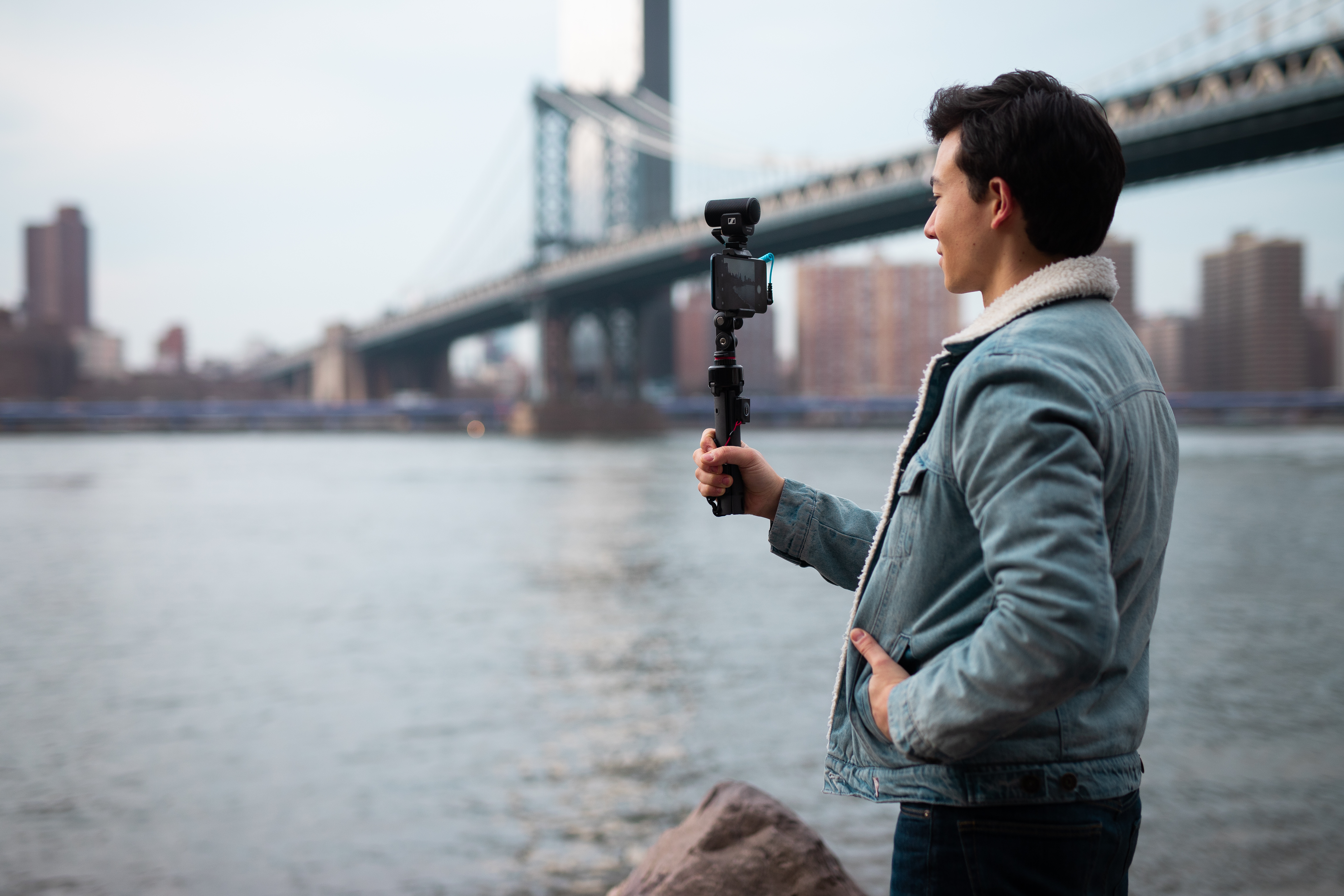 Creadora grabando con un smartphone montado en el Sennheiser MKE 200 Mobile Kit