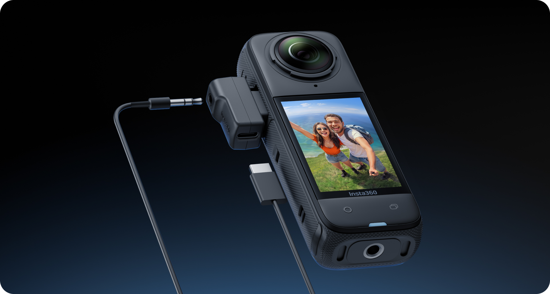 Insta360 X4 adaptador de micrófono connects a microphone while the camera charges