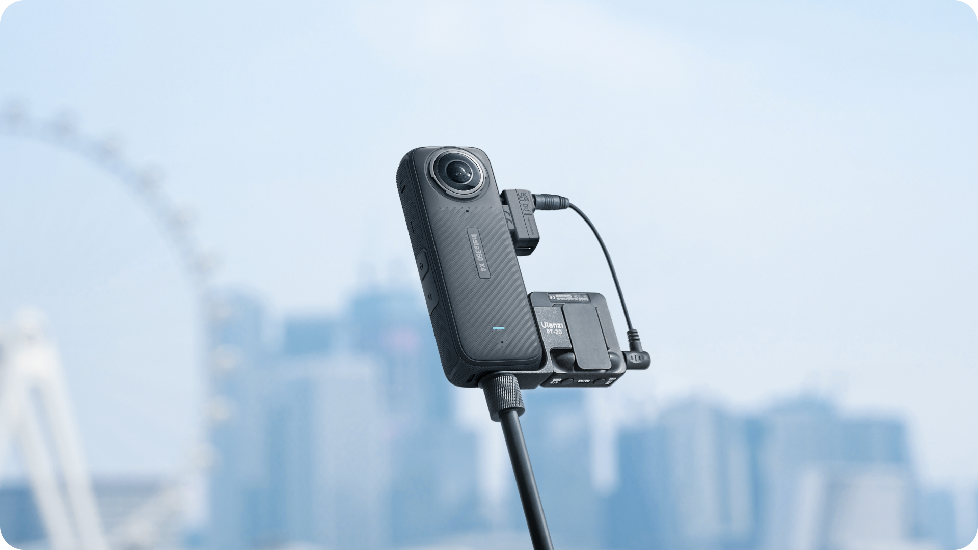Insta360 X4 adaptador de micrófono attached to the Insta360 X4