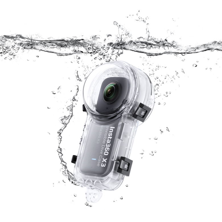 Insta360 X3 en la carcasa de buceo invisible durante una grabación en el agua