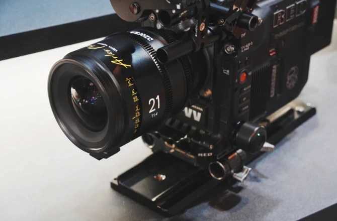 El objetivo de 21 mm del kit en un rig de cine