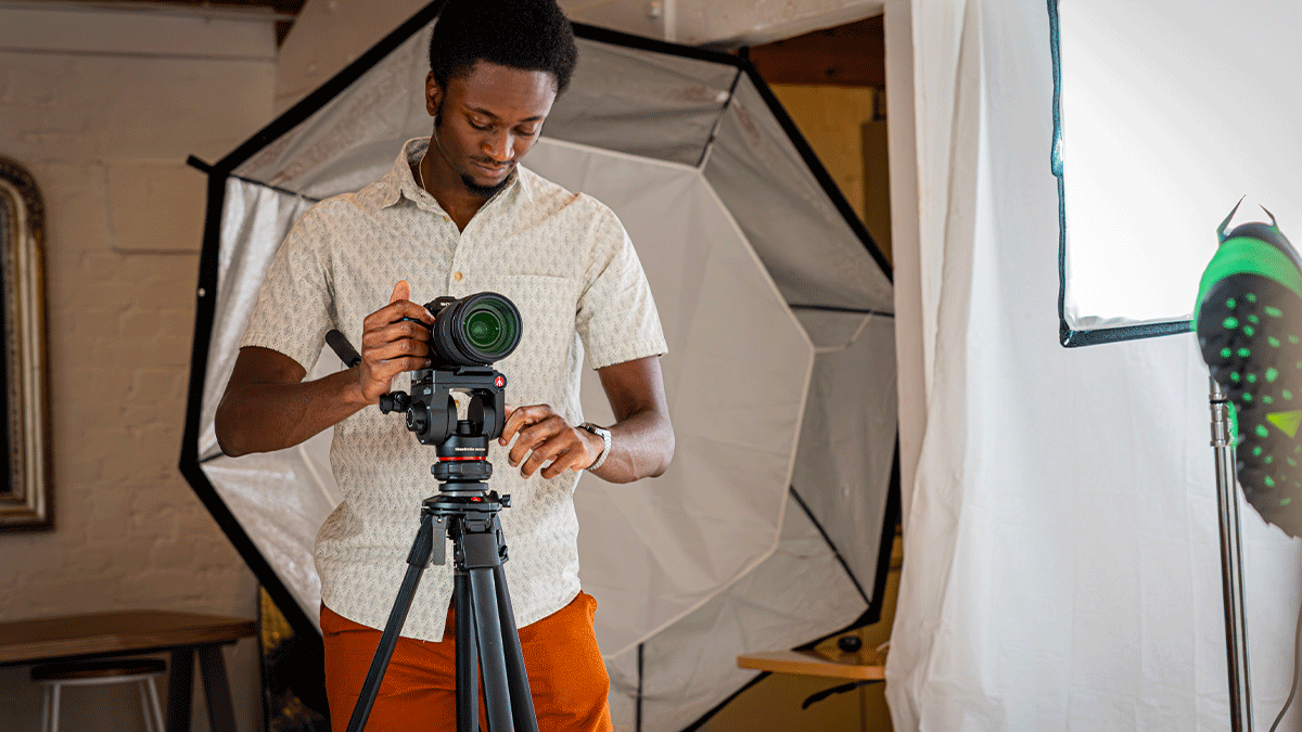 Tvůrce nastavuje hliníkový stativ Manfrotto ONE s fluidní hlavou 500X