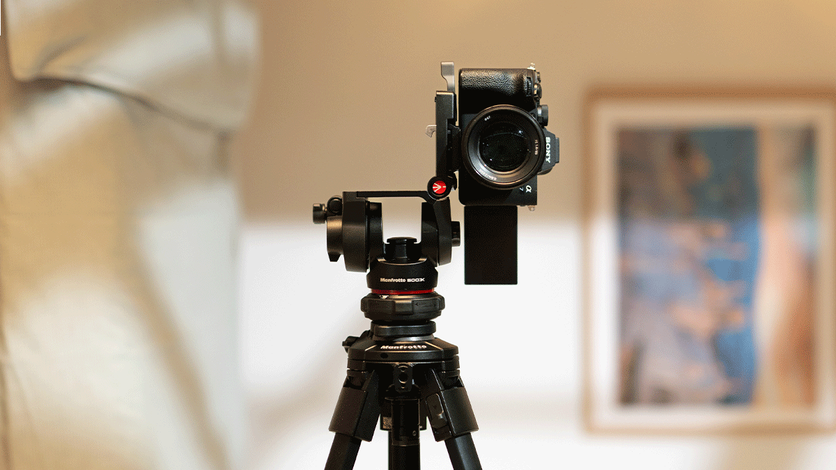 Bezzrcadlovka upevněná na výšku na fluidní hlavě Manfrotto 500X