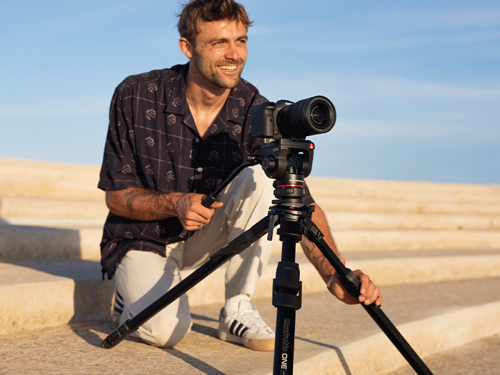 Tvůrce ovládá hliníkový stativ Manfrotto ONE a hlavu 500X