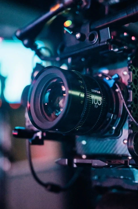 Objetivo Vespid Prime2 montado en una cámara de cine