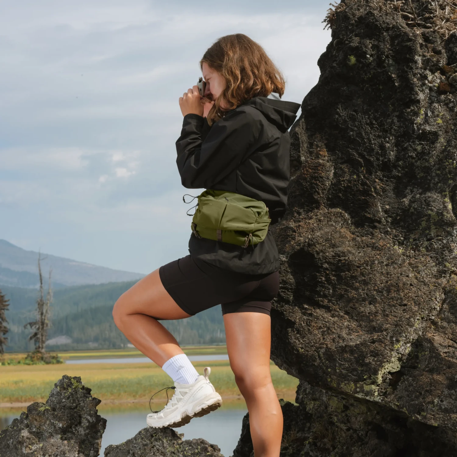 Moment Slate Sling 4L Moss v terénu