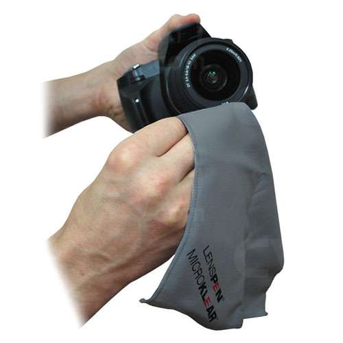 Limpieza de la carcasa de una cámara con LensPen MicroKlear