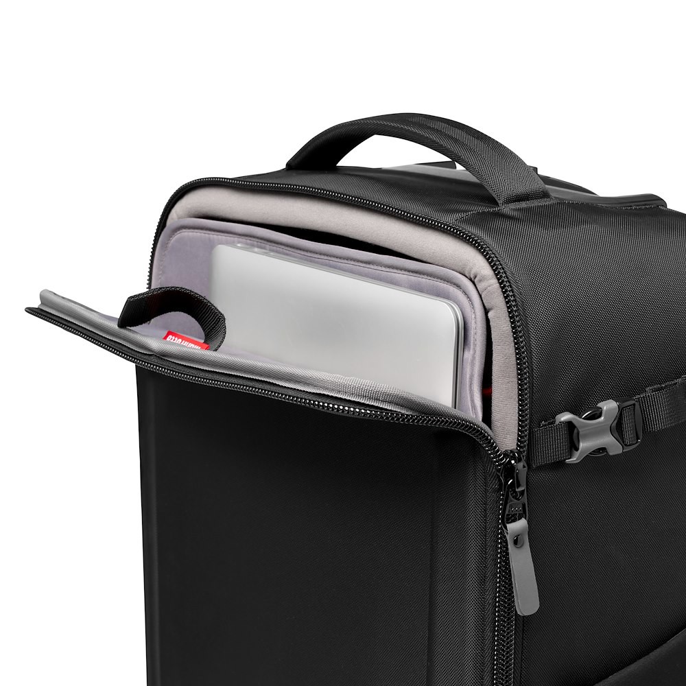 Notebook uložený v Manfrotto MB MA3-RB
