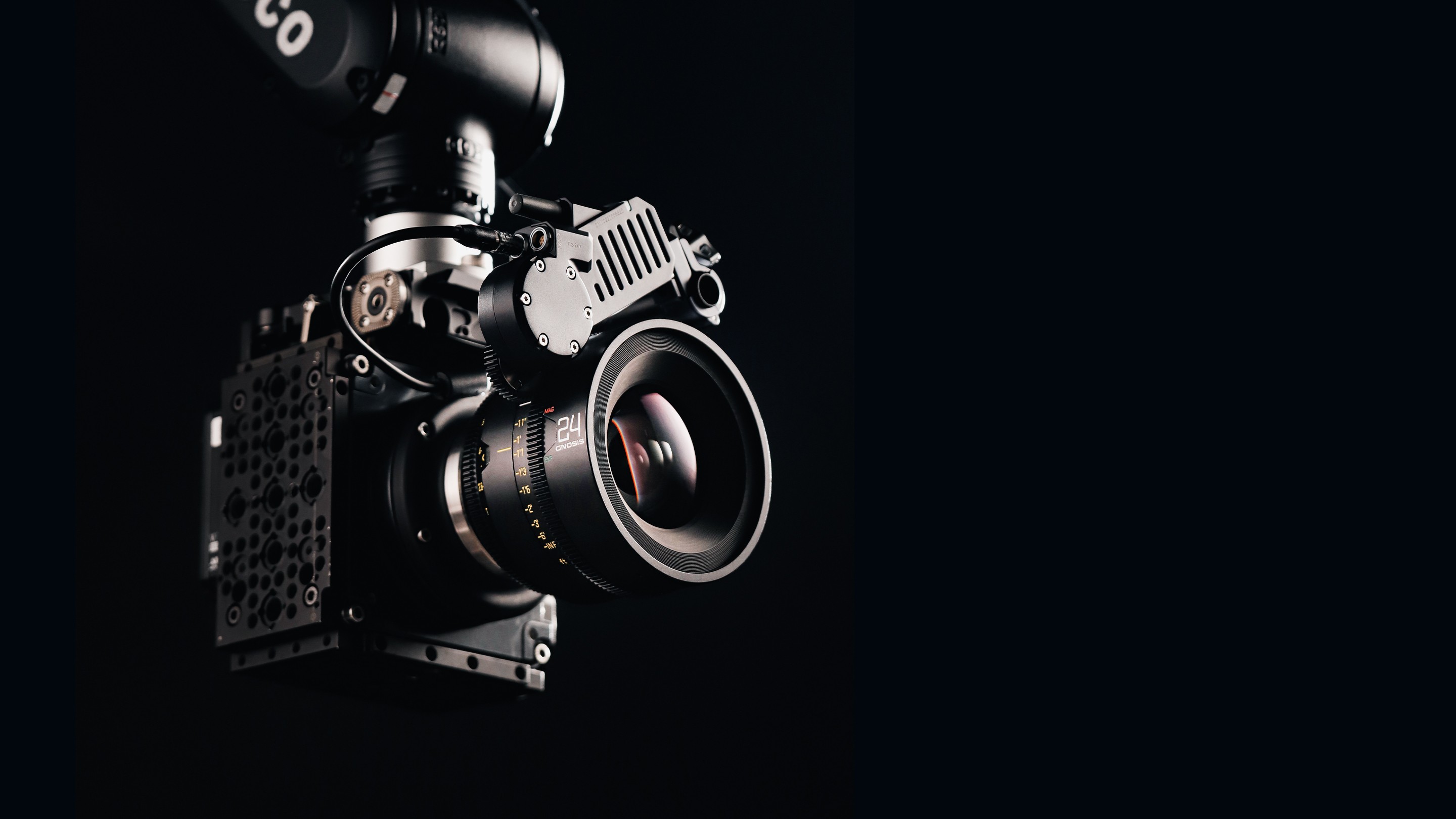 Objetivo DZOFilm Gnosis Macro de 24 mm montado en una cámara de cine