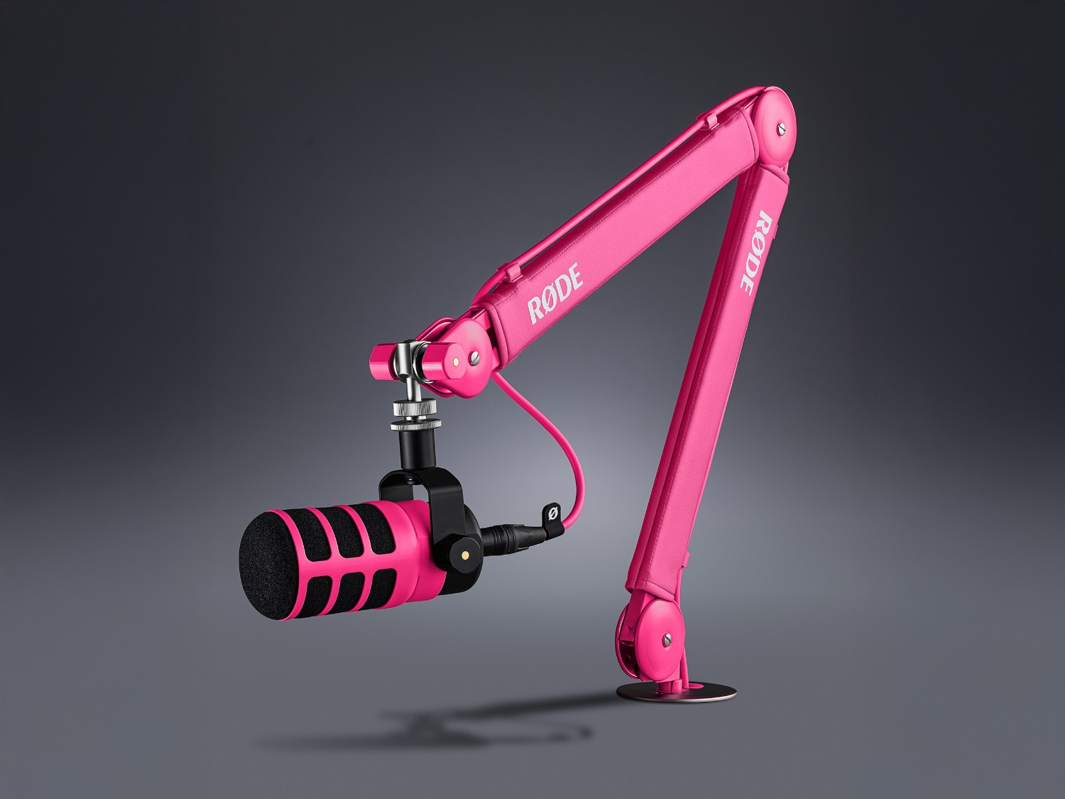 Brazo RØDE PSA1+ rosa con micrófono en un estudio moderno