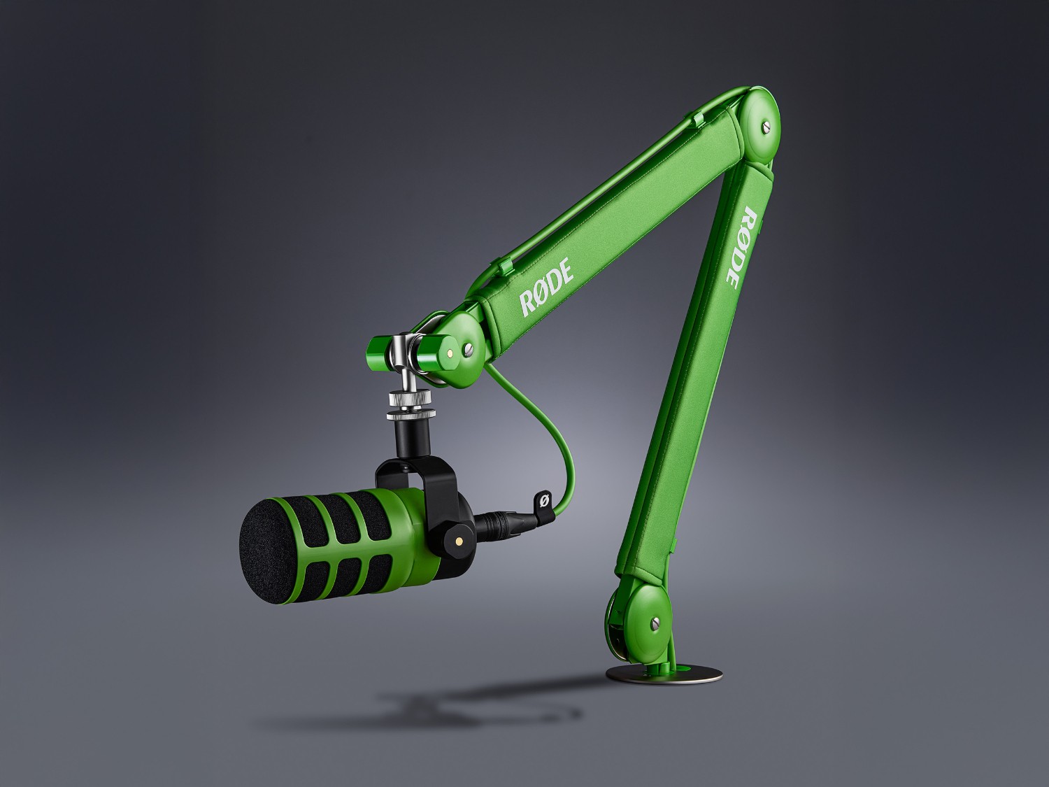 Brazo RØDE PSA1+ verde con micrófono en un estudio moderno