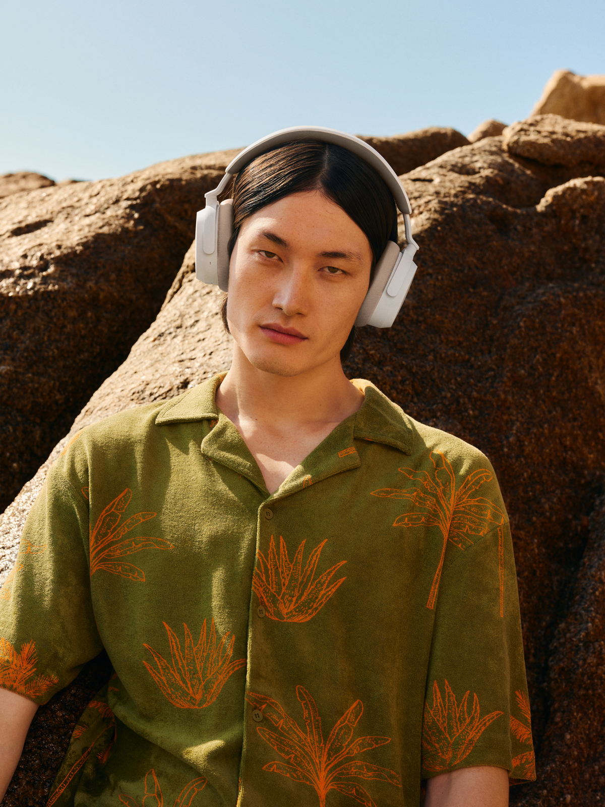 Detail sluchátek Sennheiser ACCENTUM Wireless v bílém provedení