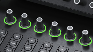 Controles de canal y panorámica Fairlight Live