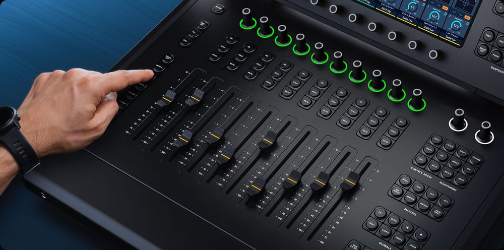 Blackmagic Design Fairlight Live Audio Panel 10 – Fila superior: funciones y procesamiento