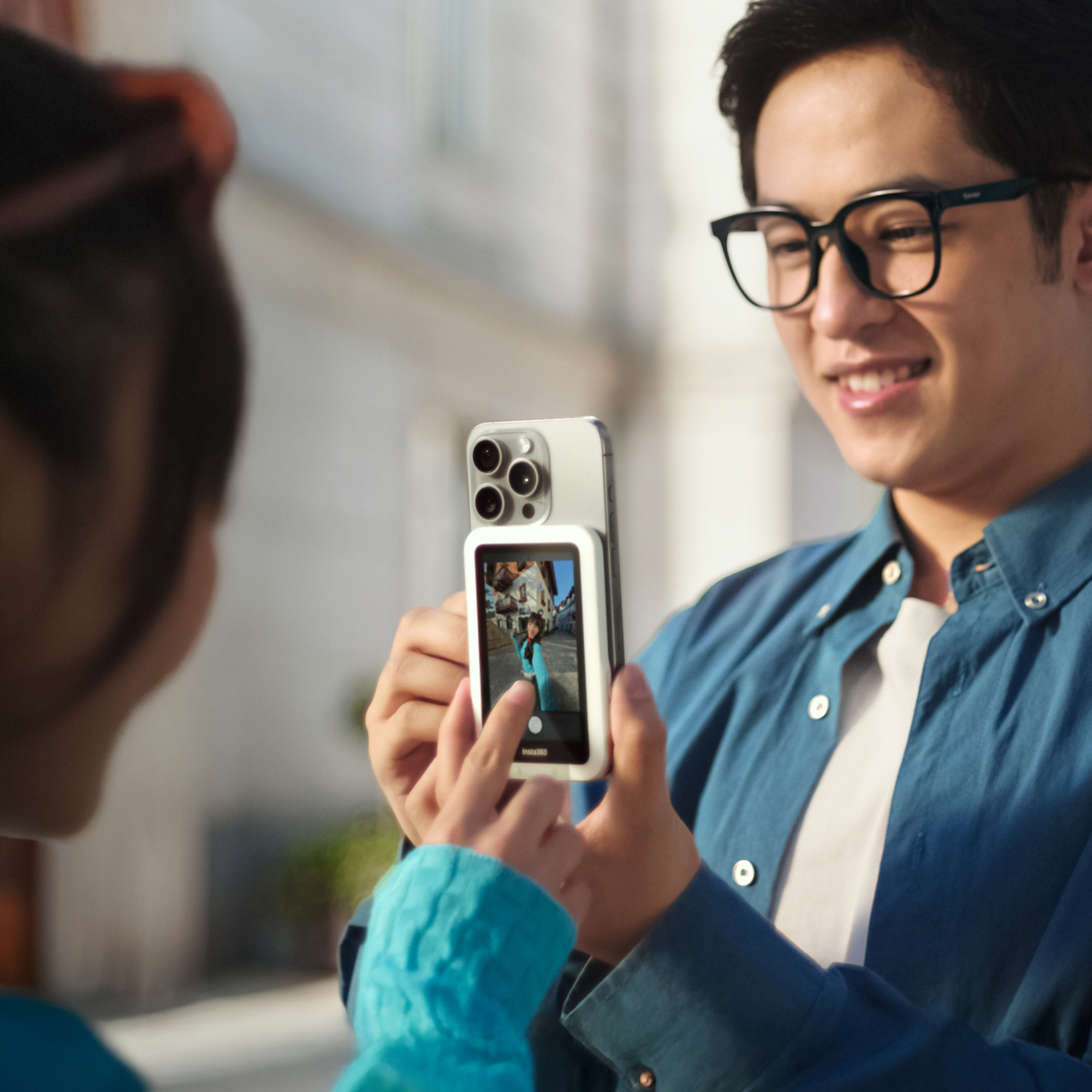 Insta360 Snap Selfie Screen with Light při kontrole záběru zadního fotoaparátu