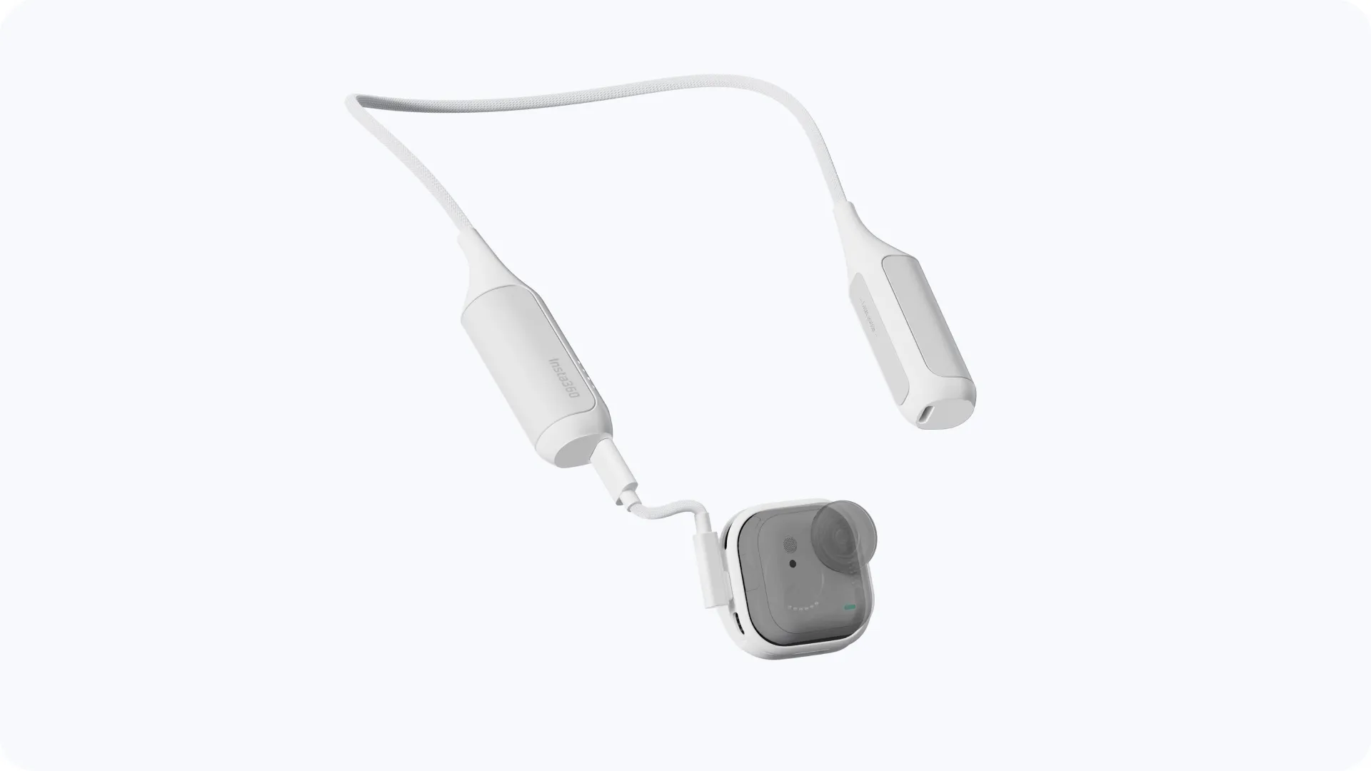 Soporte FOMO Power Neck Mount conectado a una cámara Insta360 GO Ultra