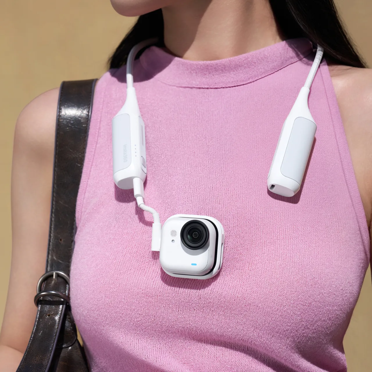 Cámara GO Ultra colocada en el pecho con el soporte FOMO Power Neck Mount