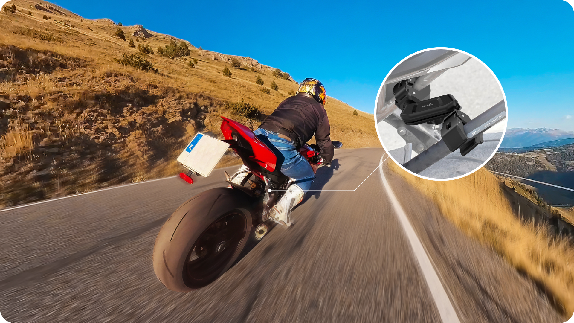 Insta360 Crab Clamp fijando una cámara para grabar desde una motocicleta