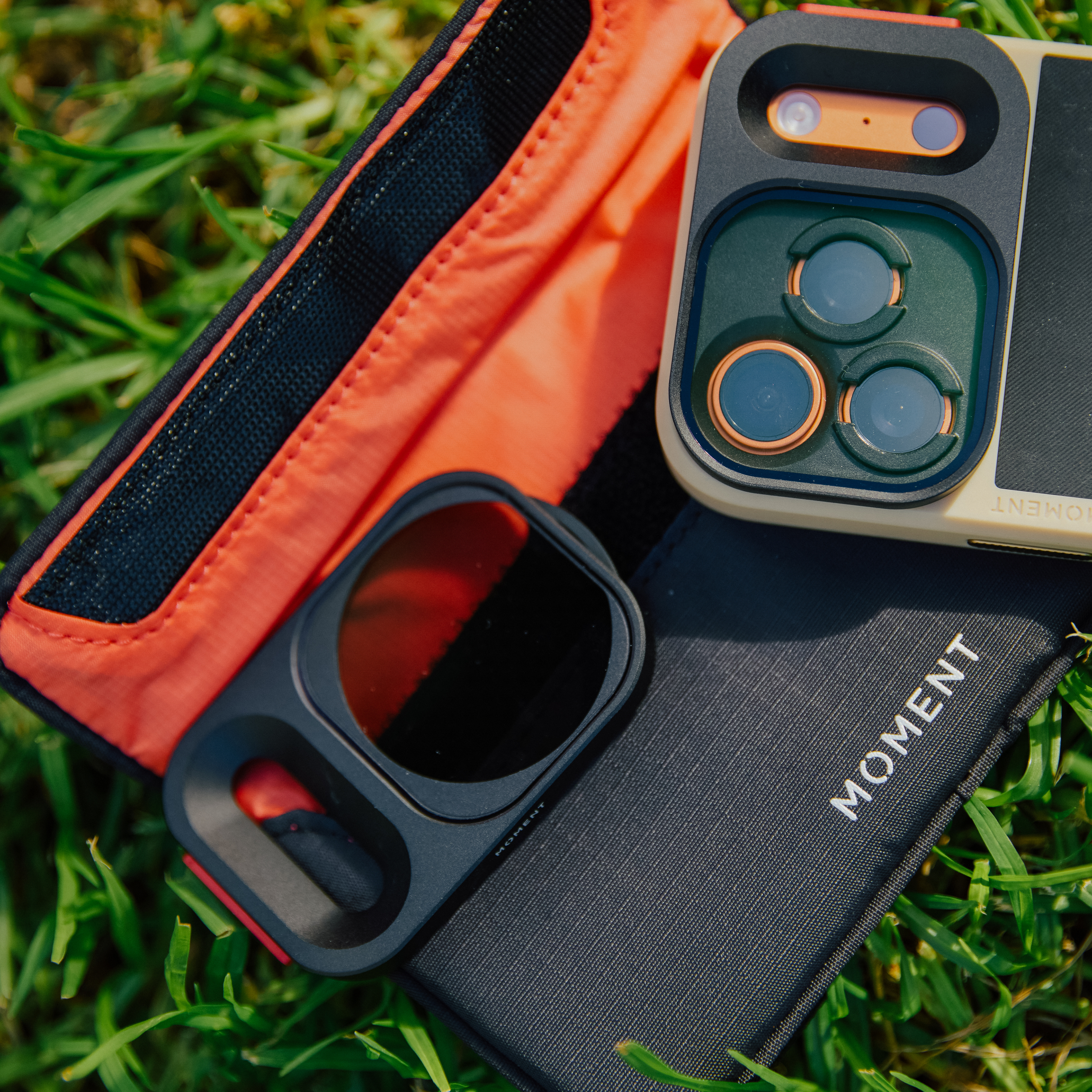 Pouzdro Moment QuickLock Filter Pouch při nošení