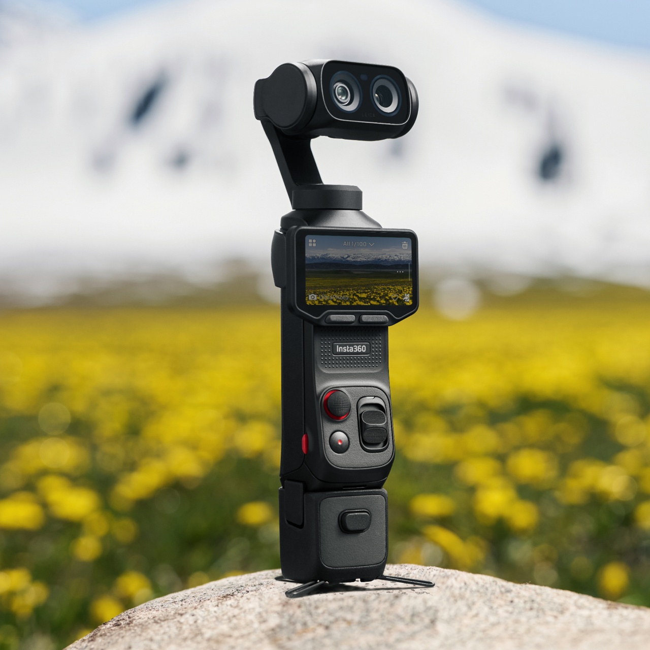 Insta360 Luna Ultra con la empuñadura durante la grabación