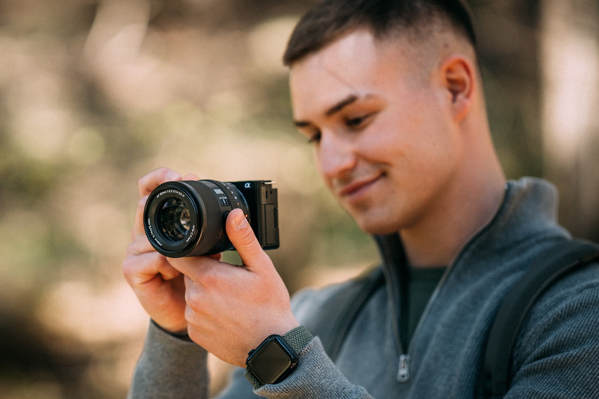 Viltrox AF 90 mm F2,2 Z compacto en la mano