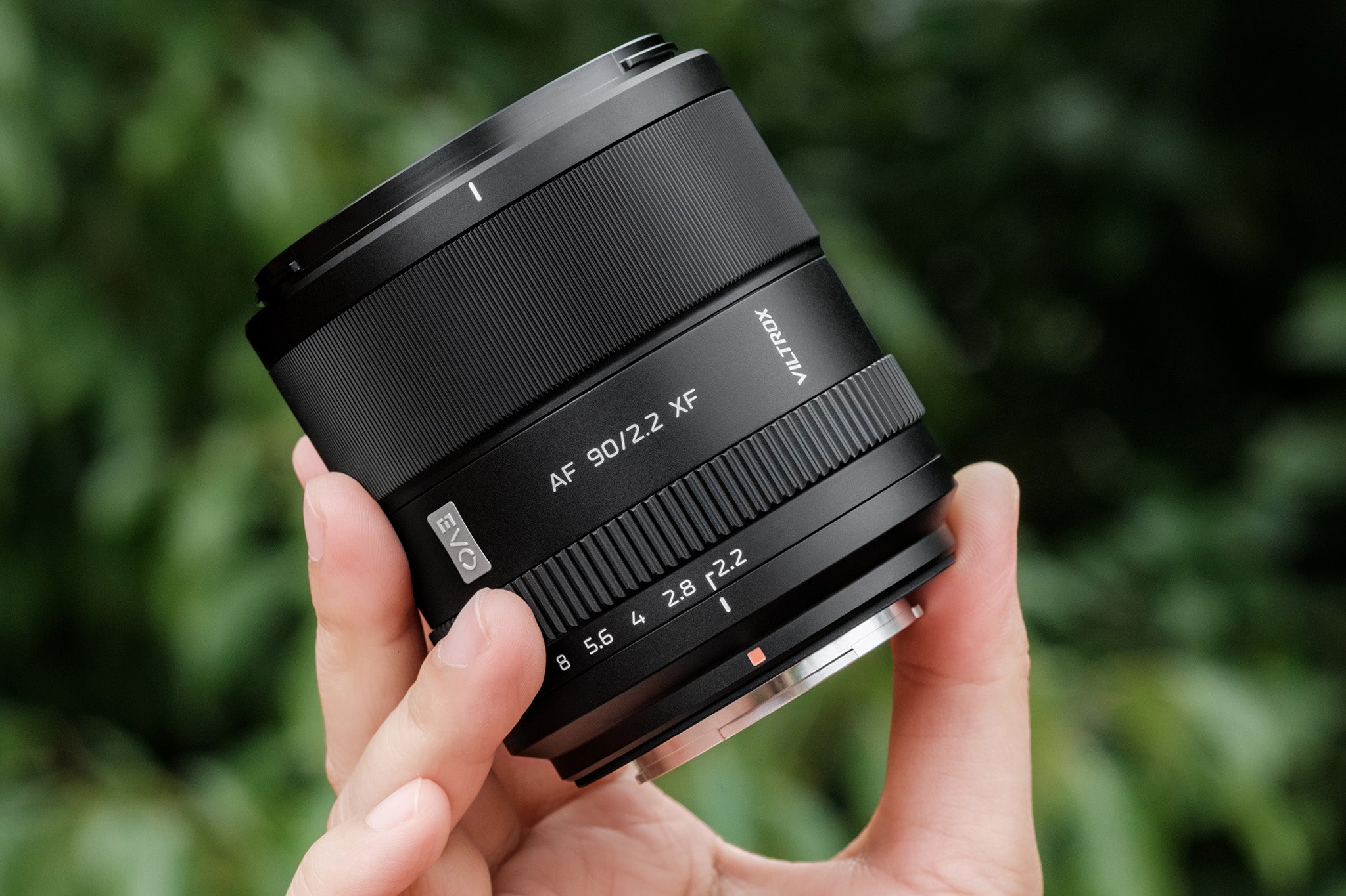 Viltrox AF 90 mm F2,2 XF compacto en la mano