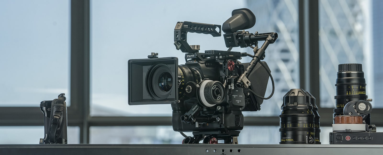 El Tilta Basic Kit TA-T11-B-B es la jaula para la Blackmagic Pocket Cinema Camera 6K Pro y 6K G2 con los accesorios básicos