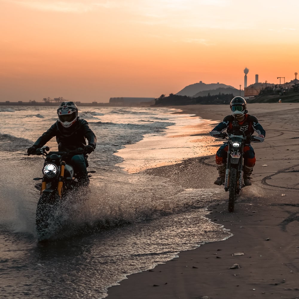 Al coche, a la moto, a la bicicleta