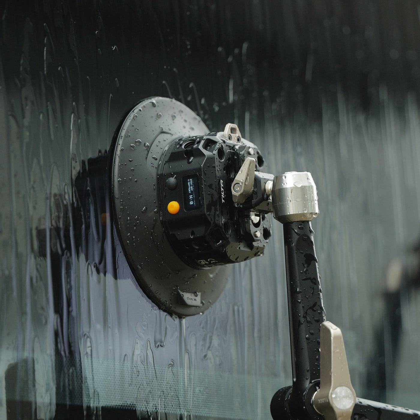 Protección IPX5: la lluvia no acaba el rodaje