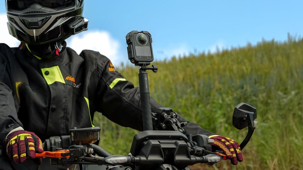 En moto, en bicicleta y en mano