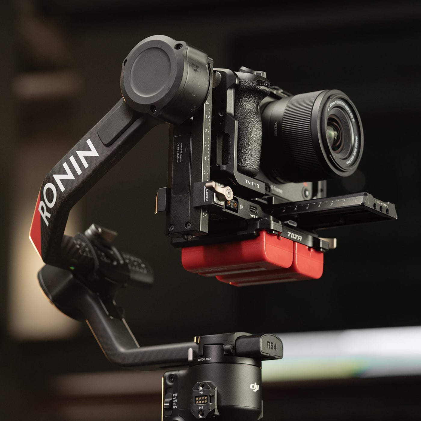 Manfrotto arriba, cold shoe abajo