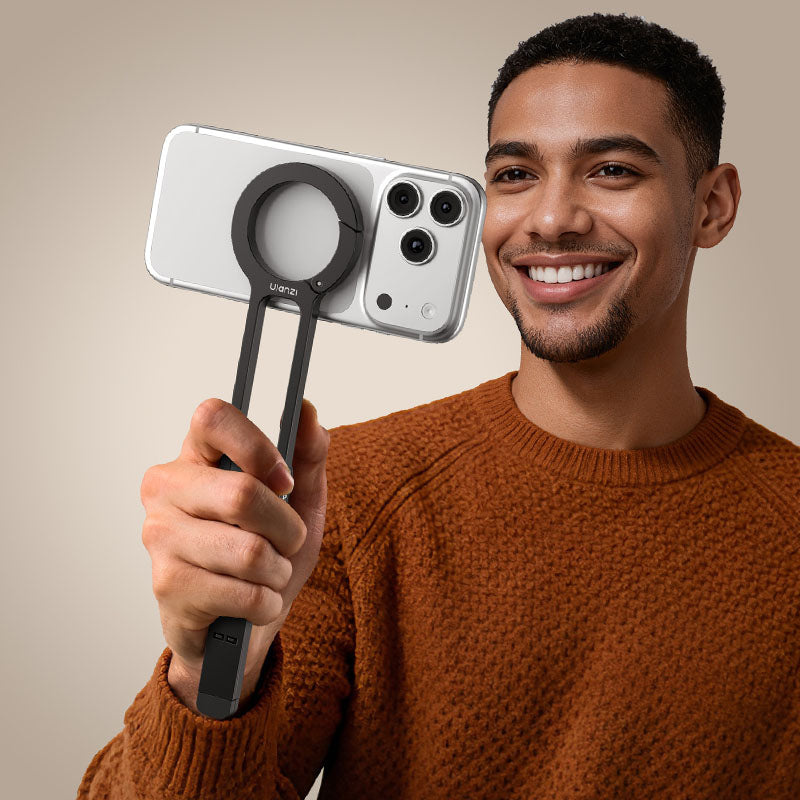 Ulanzi MA57 MagSafe stativ s karabinou – V ruce jako selfie držák
